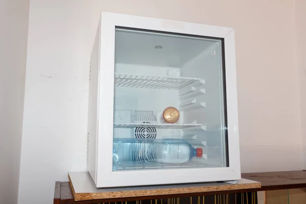 Банка Содовой Бутылка Водой Мини Холодильнике Стеклянной Дверью Отеле — стоковое фото