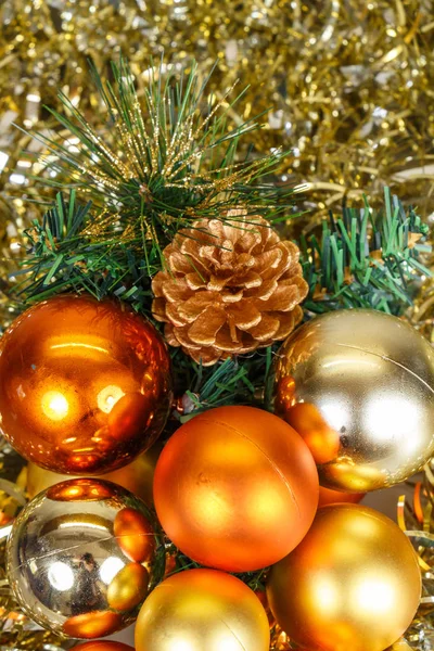 Turuncu Baubles Altın Tinsel Yapay Çam Ağacı Dalı Olarak Noel — Stok fotoğraf