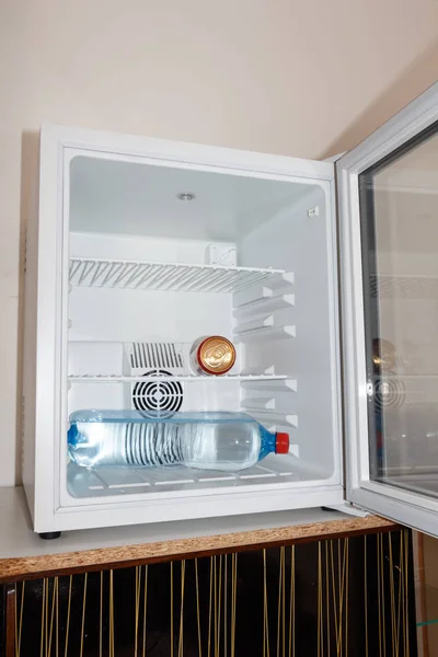 Kanister Und Wasserflasche Weißen Minikühlschrank Bei Geöffneter Tür — Stockfoto