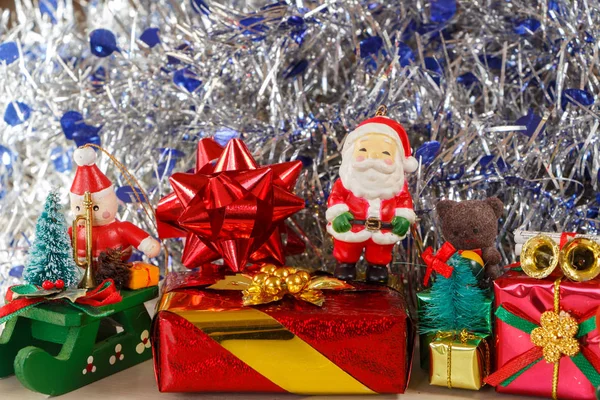 Figurine Père Noël Avec Des Cadeaux Des Moules Bleues Argentées — Photo