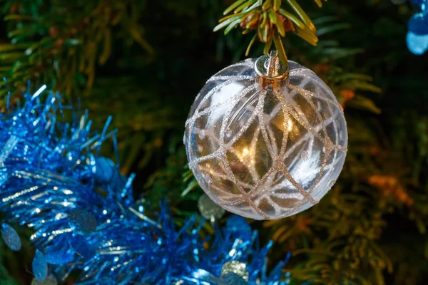 Ασημένια Χριστουγεννιάτικη Μπάλα Και Μπλε Πινέλα Ένα Χριστουγεννιάτικο Δέντρο — Φωτογραφία Αρχείου