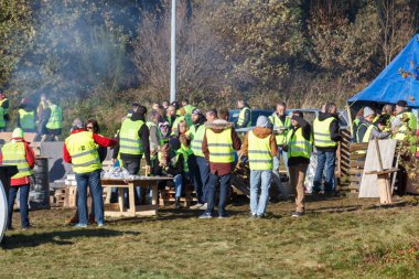 Guipavas, Fransa - 24 Kasım 2018: Sarı yelek artış karşı sırasında yakıt maliyeti, pahalı yaşam maliyeti ve vergi oranı yüksek bir gösteri denilen göstericiler