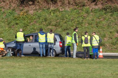 Guipavas, Fransa - 24 Kasım 2018: Sarı yelek artış karşı sırasında yakıt maliyeti, pahalı yaşam maliyeti ve vergi oranı yüksek bir gösteri denilen göstericiler