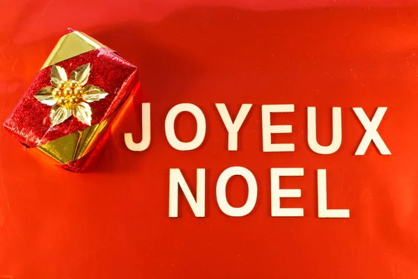 Feliz Navidad Francés Regalo Sobre Fondo Rojo — Foto de Stock