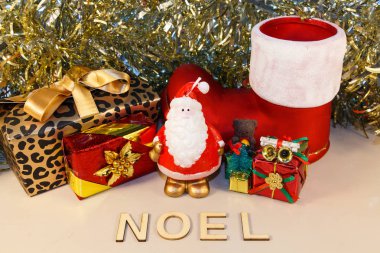 Noel Baba heykelcik, hediyeler, çizme ve kelime Fransızca dil Noel