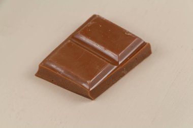 Bir tabloda sütlü çikolata parçası