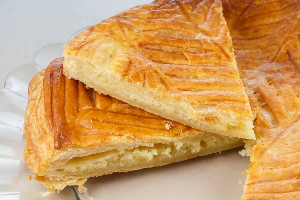 Torta Rey Francés Con Trozo Cortado —  Fotos de Stock