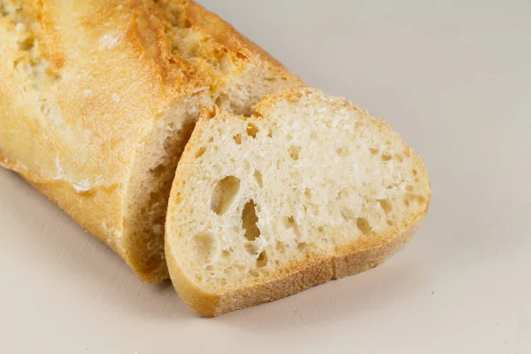 Baguette Mezza Francese Pane Con Una Fetta Tagliata — Foto Stock