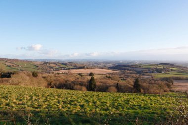Plomodiern içinde bir güneşli kış gündüz manzara