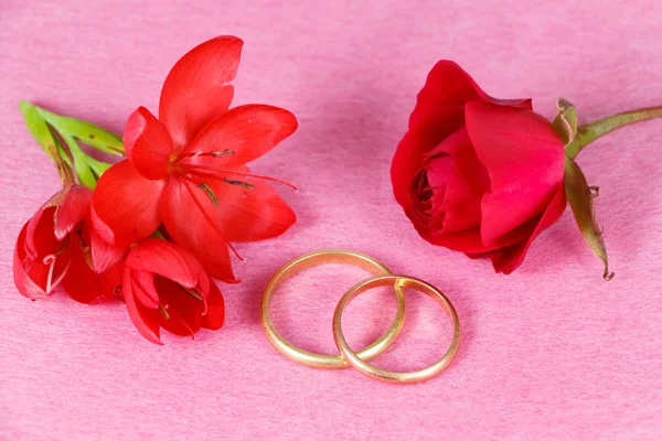 Zwei Trauringe Und Rote Rose Und Blumen Zum Valentinstag — Stockfoto