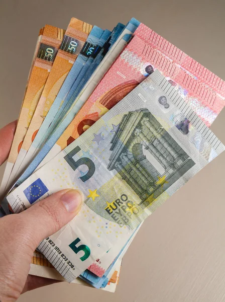 Hand Van Een Vrouw Die Houdt Van Eurobankbiljetten — Stockfoto