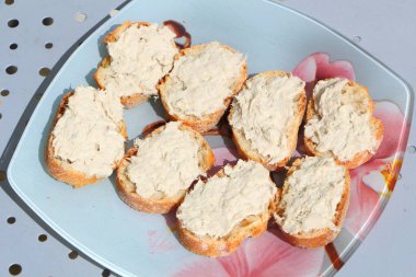 Uskumru rillettes tost dilim üzerinde