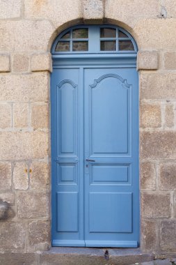 eski bir evin kapısını