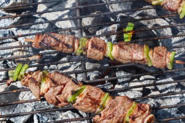 Sığır eti brochettes Barbekü üzerinde