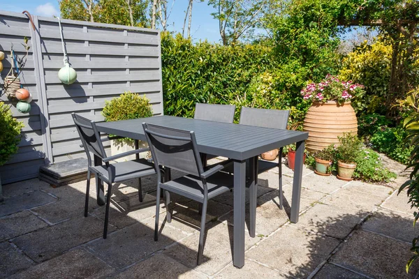 Terraza con flores y muebles de jardín — Foto de Stock