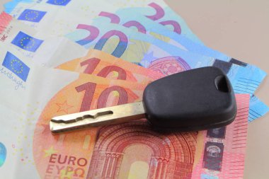 Araba anahtarı ve banknot
