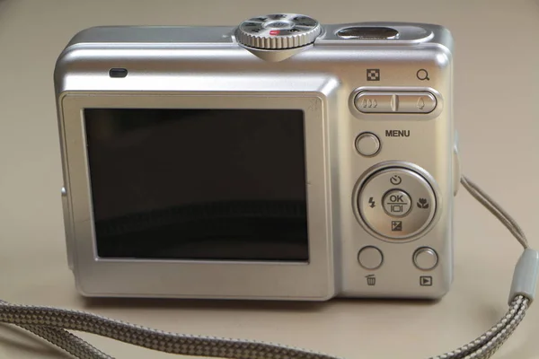 一个紧凑型数码相机的背面 — 图库照片