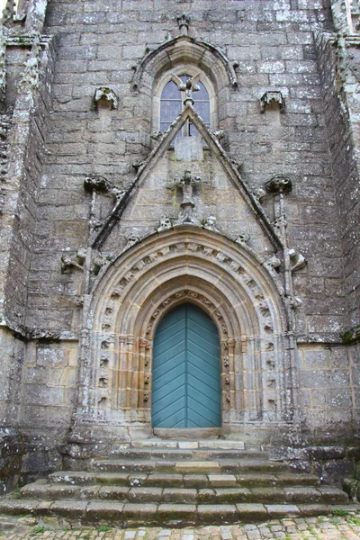 Locronan Saint Ronan kilisesinin kapıları — Stok fotoğraf