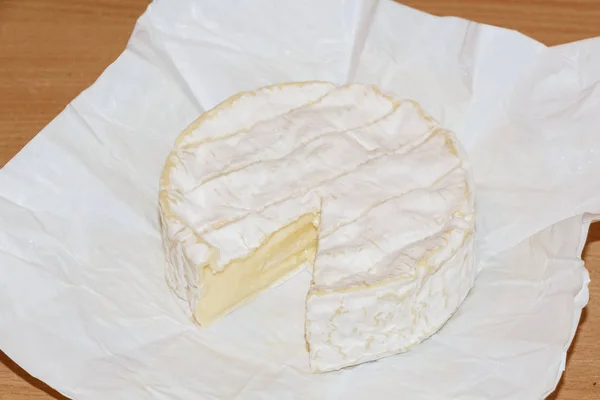 Camembert fromage sur papier d'emballage — Photo