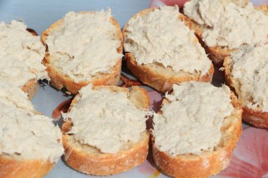 Uskumru rillettes tost dilim üzerinde