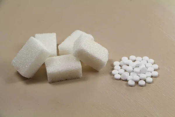 Sweetener tablets and sugar cubes — Stock Photo, Image