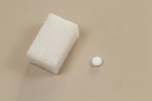 Sweetener tablet and sugar cube — Stock Photo, Image