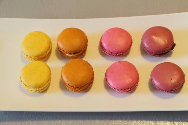 Beyaz bir tabak üzerinde Macaroons
