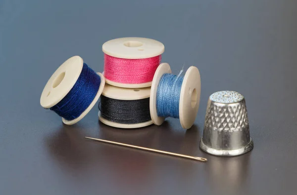 Bobina di filo per cucire, ago e ditale — Foto Stock