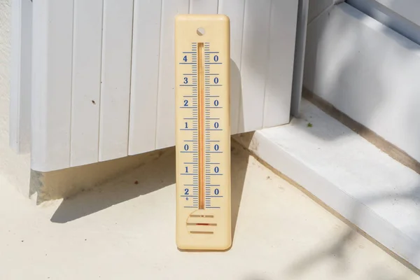 Thermometer am Rand eines Fensters — Stockfoto