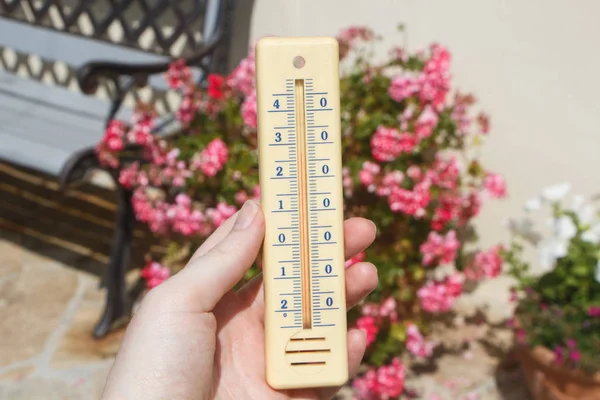 Термометр в саду — стоковое фото