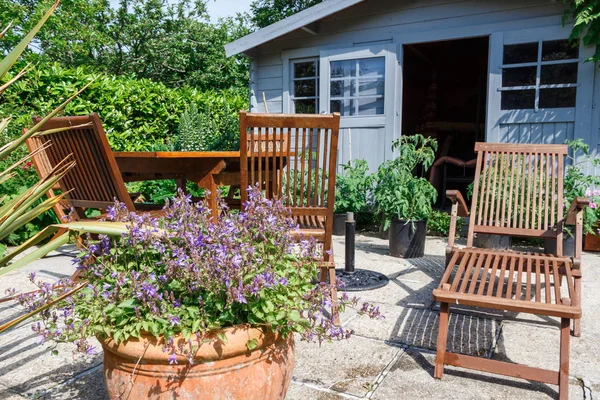 Сарай с террасой и садовой мебелью — стоковое фото