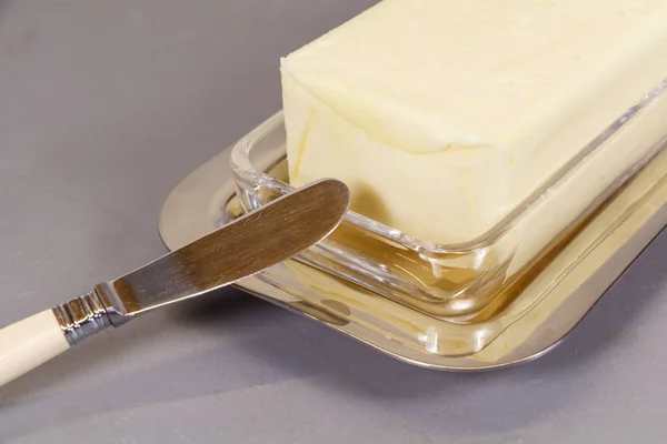 Пачка масла в тарелке с маслом — стоковое фото