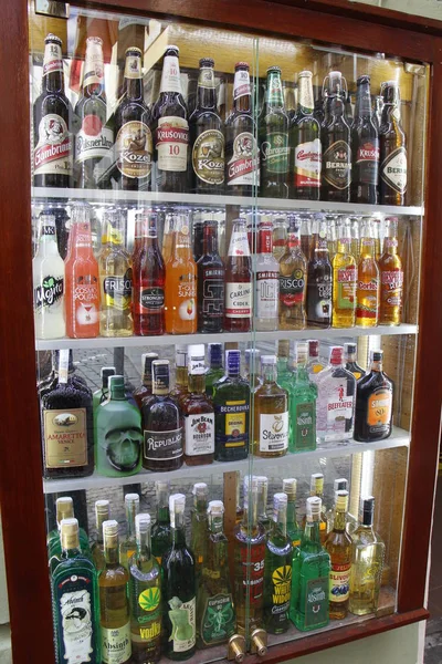 PRAGUE - REPÚBLICA CHECA, 13 DE AGOSTO: vitrine com garrafas de álcool e cervejas, 13 de agosto de 2018 — Fotografia de Stock