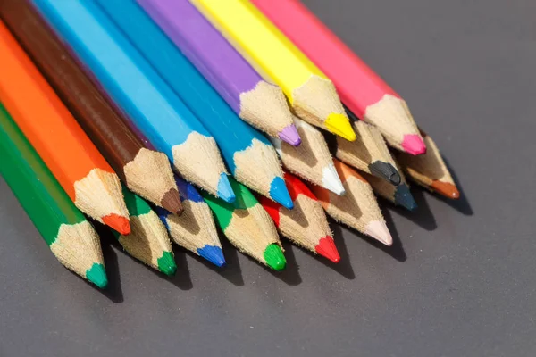 Χρωματιστά μολύβια σε γκρι φόντο — Φωτογραφία Αρχείου