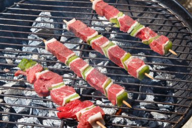 Sığır eti brochette Barbekü üzerinde