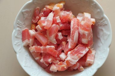 Bir ramekin pastırma küpleri