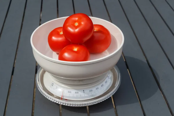 Tomates em uma balança — Fotografia de Stock