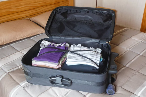 Untuk mengepak koper di tempat tidur — Stok Foto