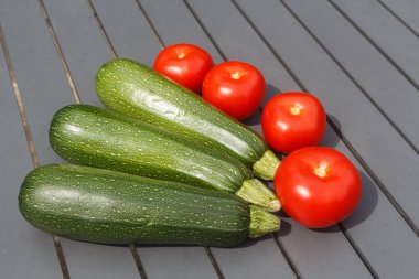 Bütün domates ve zinde