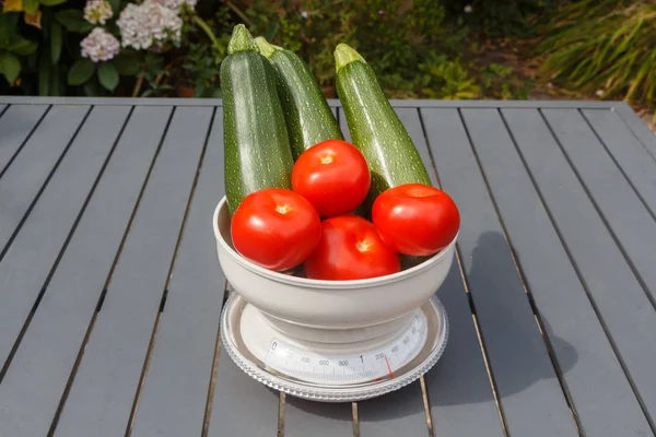 Paradicsom és zucchinis egy mérleg — Stock Fotó