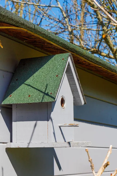 Szary Birdhouse w ogrodzie — Zdjęcie stockowe
