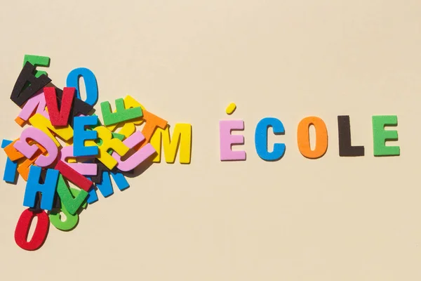 Escuela escrita con letras de colores —  Fotos de Stock