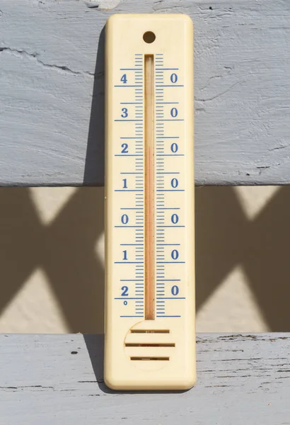 Thermometer auf einer Bank — Stockfoto