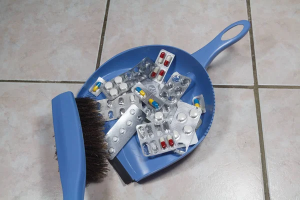 Packs of pills, brush and dustpan — Stock Photo, Image