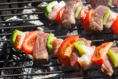 Sığır eti brochettes Barbekü üzerinde