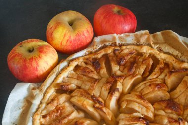 Elmalı tart ve üç elma.