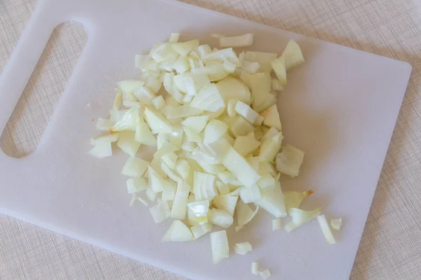 Cebolla en rodajas finas en una tabla de cortar — Foto de Stock