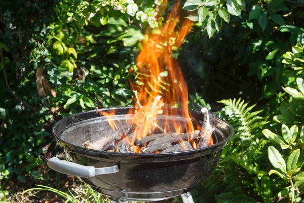 Barbecue verlicht in een tuin — Stockfoto