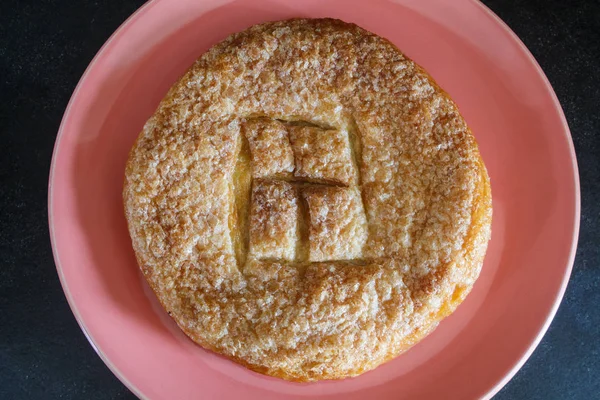 Gâteau aman Kouign sur un plat rouge — Photo