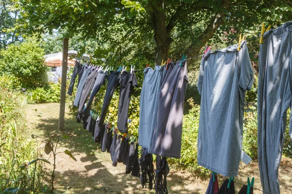 Linha de lavagem com roupas — Fotografia de Stock